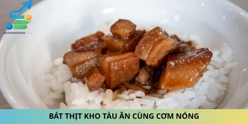 Bát thịt kho tàu ăn cùng cơm nóng