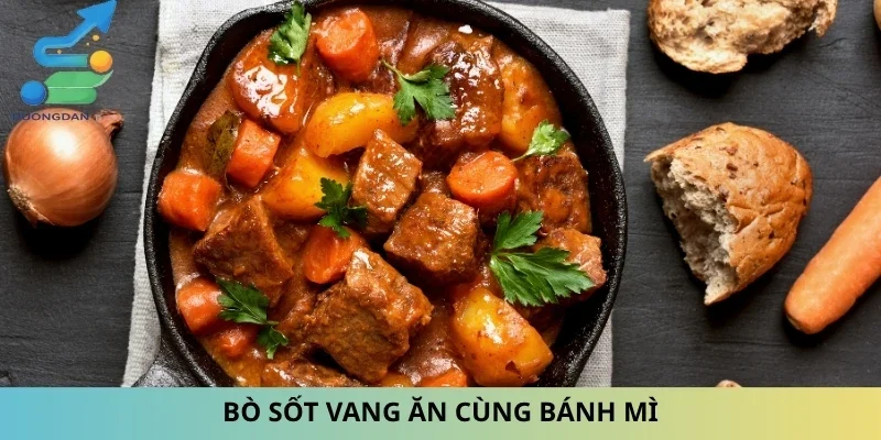 Bò sốt vang ăn cùng bánh mì