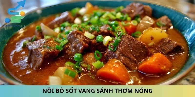 Nồi bò sốt vang sánh thơm nóng